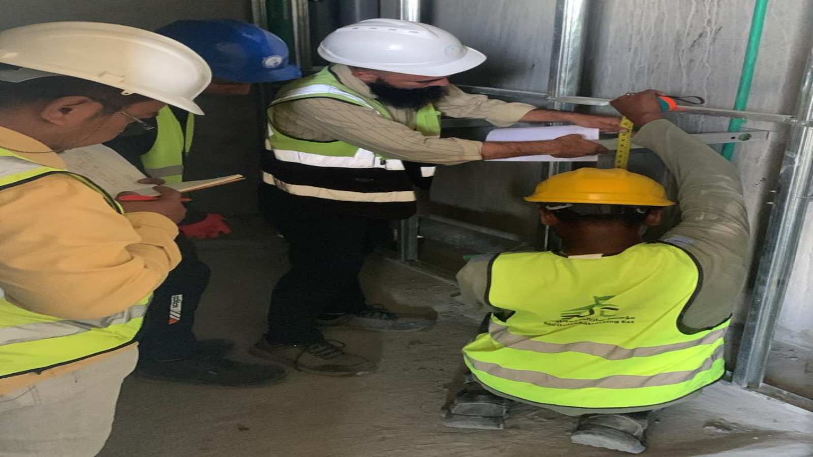 construction-workers-operating-machinery-saudi