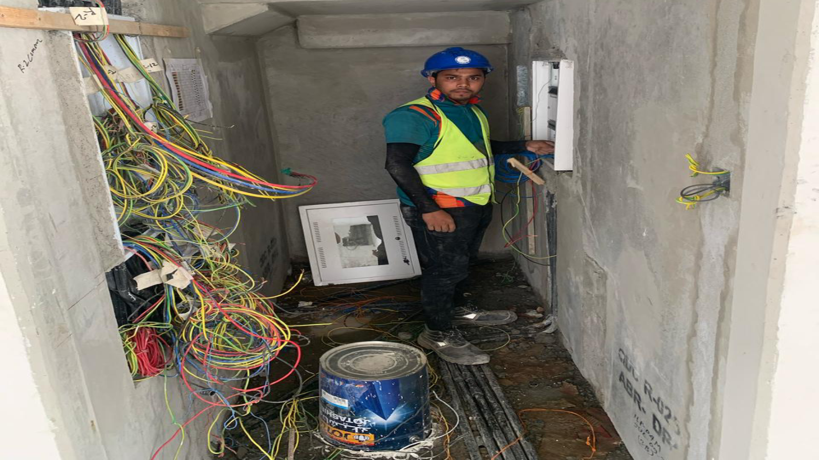 industrial-electrician-on-site-saudi